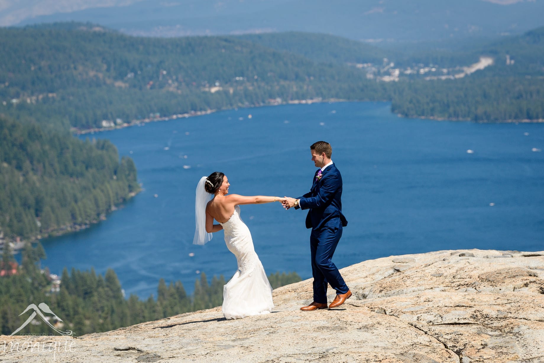 wedding photography in Yruckee at the Donner Lake over look with the bride and groom on a granite rock, Photography by Monique