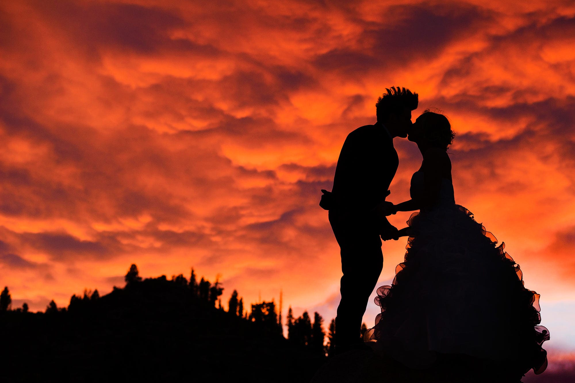 Lake Tahoe wedding photography with a bride and groom silloutte with an amazing sunset