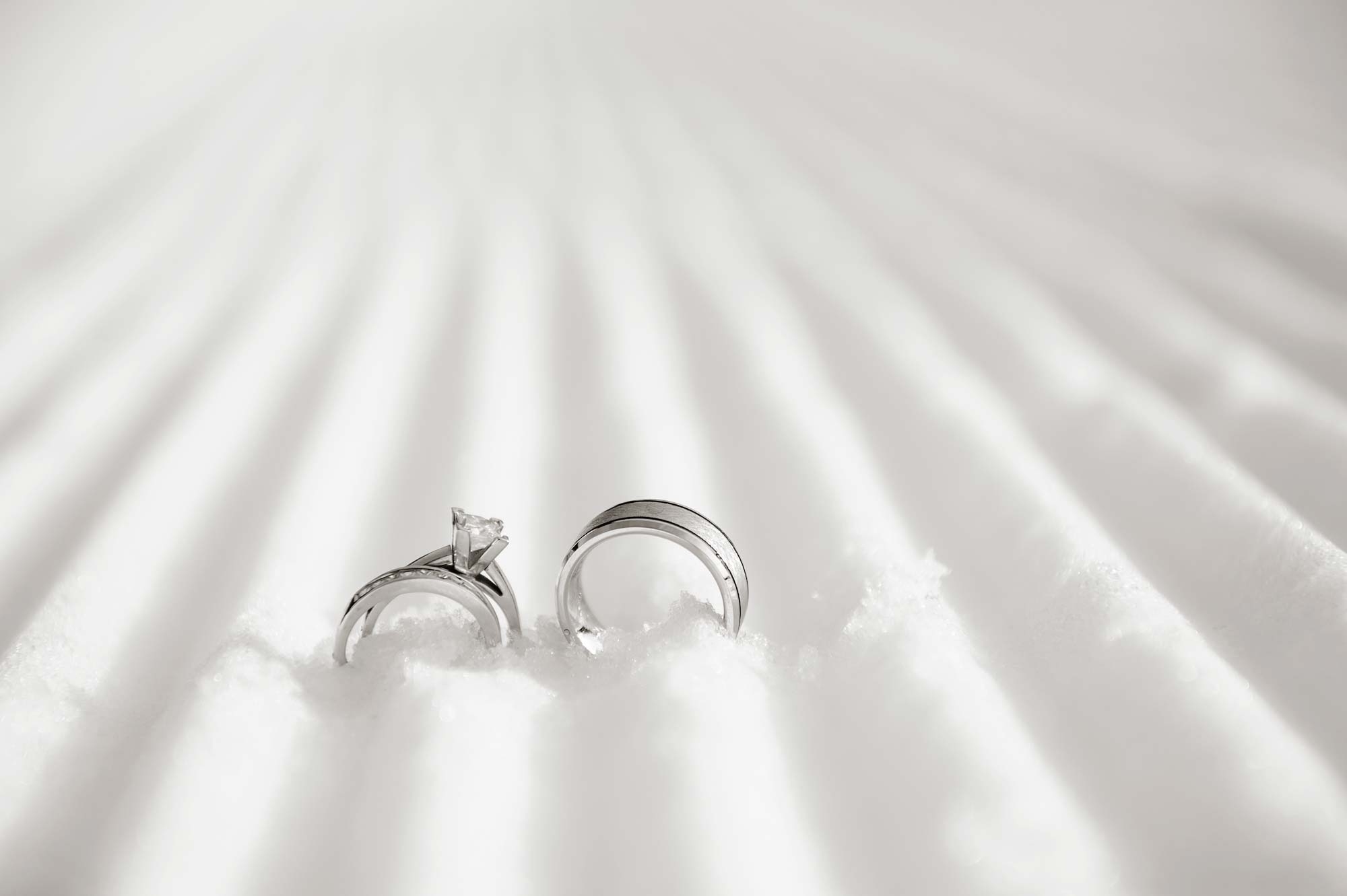 picture of wedding rings in snow